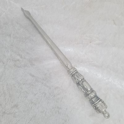 יד לספר תורה, כבד ומסיבי, יתכן ציפוי כסף, מצב מצוין 
אורך כ 25 ס"מ