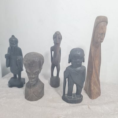 5 פסלוני עץ מלא איכותיים ( פגומים מעט באף או באוזן כדי שלא יהיה איסור פסל אך לא ניכר מאד ) ראו 