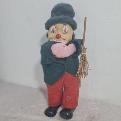 בובת ליצן, ראש עשוי מחרס 
גובה כ 30 ס"מ