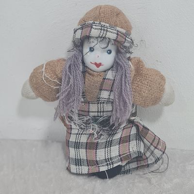 בובה, ראש עשוי מחרס 
גובה כ 13 ס"מ