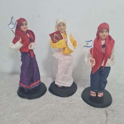 3 בובות עומדות על בסיס , דמויות נשים יהודיות עם כיסוי ראש, אוחזות דגל ישראל וספר. 
גובה כ 19 ס"מ