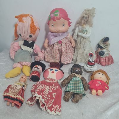 10 בובות שונות ישנות, גדלים שונים