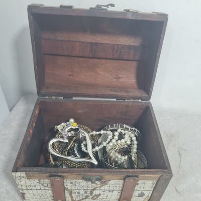 קופסת תכשיטים מיוחדת מעץ, המכילה : 
17 צמידים, 7 תליונים, 2 סיכות, תיק קטן מתכתי 
מצב מצולם AS IS