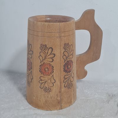 כוס גדולה מעץ, רוסי, ישנם סדקים 
גובה כ 21 ס"מ