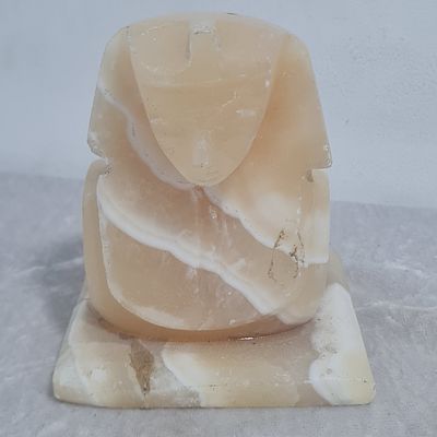 פסל אומנותי מצרי, עשוי אבן טבעית יתכן אוניקס 
גובה כ 11 ס"מ 
רוחב כ 9 ס"מ 
