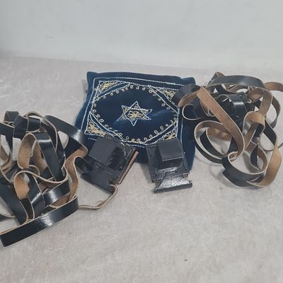 זוג תפילין ישנים עם תיק קטיפה רקום – בתי תפילין בגודל קטן ( 2.5&times;2.5 ס”מ ) 
של ראש ושל יד 