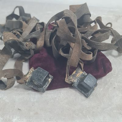 נדיר ומיוחד זוג תפילין עתיקים מאד (להערכתנו לפחות 100 שנה) עם תיק קטיפה, כנראה אירופה– בתי 