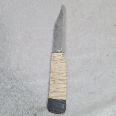 סכין עממית עבודת יד ישנה מאד, כולה מתכת, ידית מלופפת בחומר פלסטי 
אורך 23 ס"מ