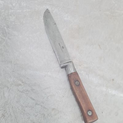 סכין ישנה תוצרת גרמניה, חתום עם כתר, ידית עץ 
אורך כ 27 ס"מ