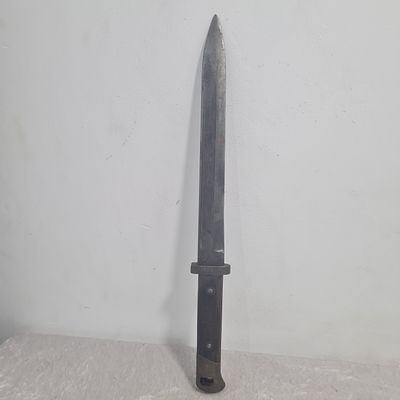 כידון ביונט ישן מאד וגדול לרובה, חתום וממוספר, מצב כללי יפה מאד 
אורך כ-37 ס"מ