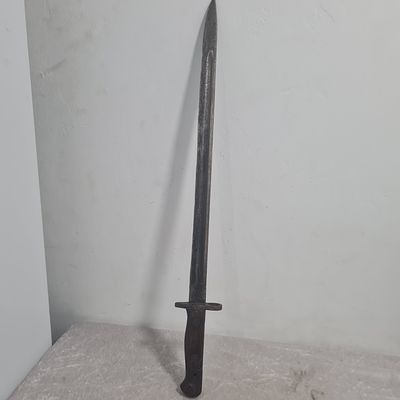 כידון ביונט ישן מאד וגדול לרובה, ללא נדן, בלאי סימני שימוש וזמן, שנת 1907 
אורך כ- 55 ס"מ