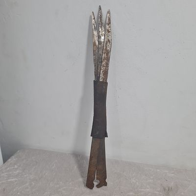 3 סכינים עתיקים של סנדלר אגודים במעטפת עור מקורית 
אורך כ 38 ס"מ