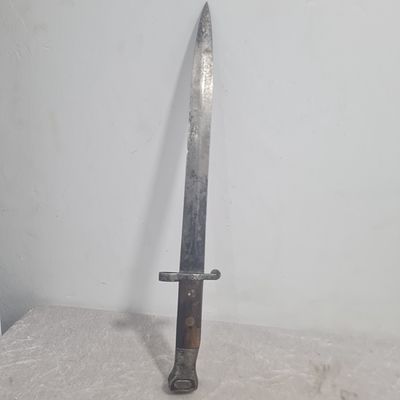 כידון ביונט ישן מאד, פגימות בלהב, חתום 
אורך כ 42 ס"מ