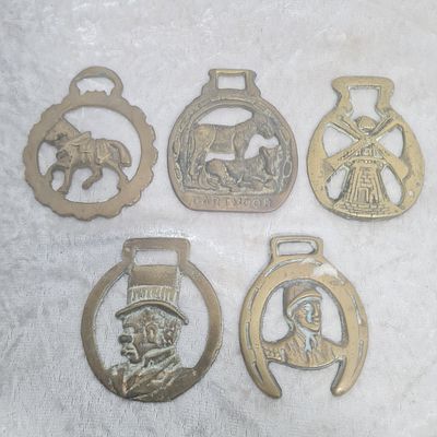 5 פריטי מתכת וינטג', נראה פותחני פקק בקבוק עשוי פליז, אורך כ 9 ס"מ.