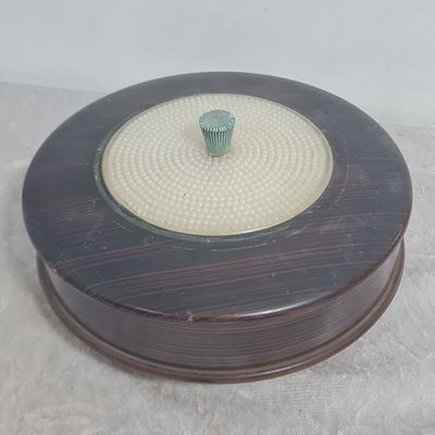 קופסה עגולה עם מכסה, עשויה חומר פלסטי איכותי דמוי עץ, מצב כללי יפה משומש, תוצרת יפן 
קוטר עליון 