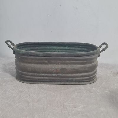 אדנית נחושת עתיקה 
אורך כ 24 ס"מ 
רוחב כ 11 ס"מ