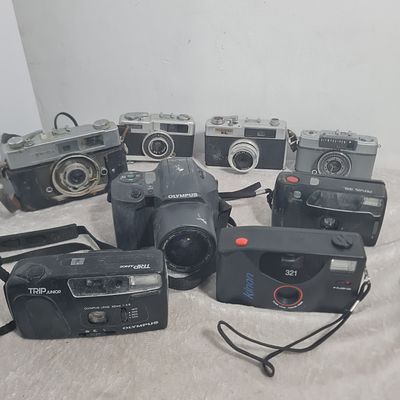 לוט 8 מצלמות פילם ישנות : 
4 מתכת 
4 פלסטיק 
סוגים ומצבים שונים