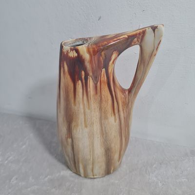 כד קרמיקה ישן ומיוחד בגווני חום - אדום, עם בולי מס קנייה בתחתית 
גובה כ 18 ס"מ