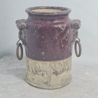 כד קרמיקה מרשים עם 2 דמויות אריות מצדיו, מספר צ'יפים ושבר מצולם 
גובה כ 19 ס"מ