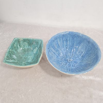 2 קערות קרמיקה מיוחדות, גוון ירוק וגוון כחול 
קוטר עיגול כ 18 ס"מ 
אורך ריבוע כ 13 ס"מ