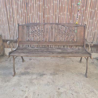 ספסל גינה מיוחד, עשוי בשילוב עץ ומתכת (הרגליים ועיצוב הגב) מצב משומש 
אורך כ 126 ס"מ 
גובה 