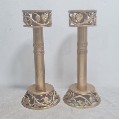 זוג פמוטים לשבת, מתכת סגנון אופנהיים, צבועים גוון נחושת 
גובה כ 22.5 ס"מ