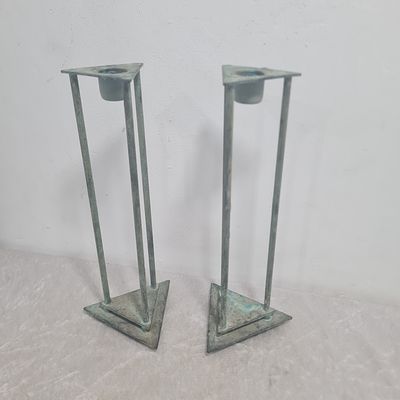 זוג פמוטי שבת אירופאים ישנים, עיצוב מיוחד לא מצוי, ככל הנראה מנחושת עם פטינה ירוקה 
גובה כ 25 ס"מ