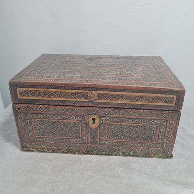 קופסת עץ עתיקה גדולה ומיוחדת, ציפוי מיוחד, מצב משומש ופגמים, ללא מפתח 
אורך כ 32 ס"מ 
רוחב כ 22 