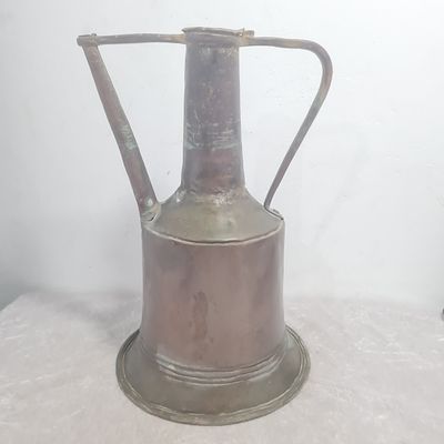 אפטבה / קנקן עתיק עשוי נחושת 
גובה: כ 33 ס"מ.