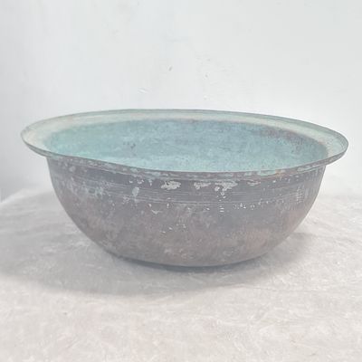 קערת נחושת גדולה עתיקה 
קוטר כ 33 ס"מ 
גובה כ 12 ס"מ