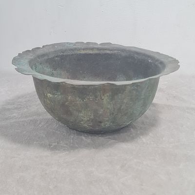 קערת נחושת עתיקה 
קוטר כ 24 ס"מ 
גובה כ 10 ס"מ