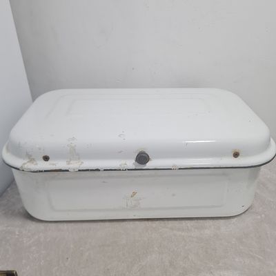 ארגז לחם וינטג' ציפוי אמאייל, מצב טוב מאד יחסית לגילו, מספר פגמים בציפוי 
אורך 44 ס"מ 
רוחב 