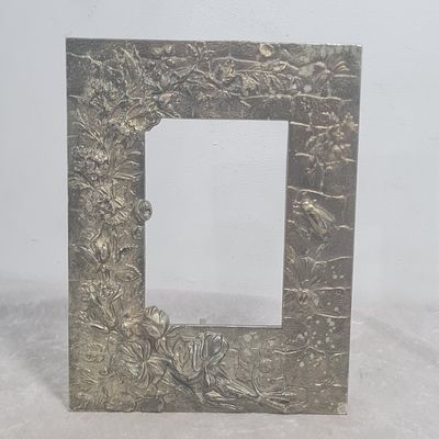 מסגרת תמונה שולחנית, עשויה יציקת מתכת כבדה ומאסיבית מאד, עם רגלית אחורית מתקפלת, גוון זהוב, מעט 