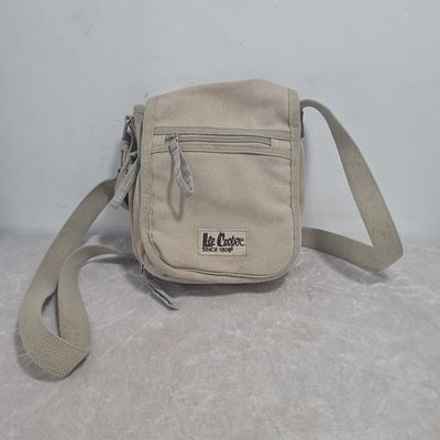 תיק צד קטן מקורי של LEE COOPER, גוון אפור, משומש, תקין 
אורך כ 20 ס"מ