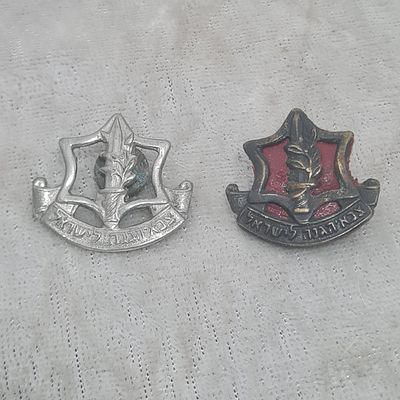 2 סיכות צה"ל ישנות, גוונים שונים, עם בורג ואום מאחור