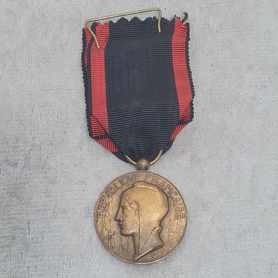 מדליה צרפתית עם סרט, בקופסה, קוטר כ 3 ס"מ