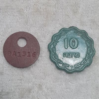 2 טוקנים שונים מחומר פלסטי, לא ידוע למה שימשו