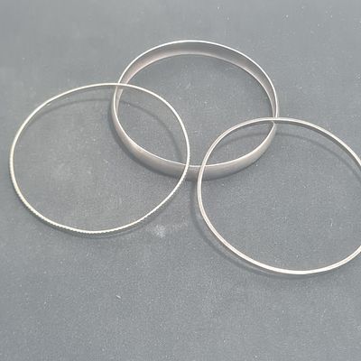 3 צמידי כסף חתומים, שונים 
משקל כולל כ 22.2 ס"מ 
קוטר כ 6.5 ס"מ