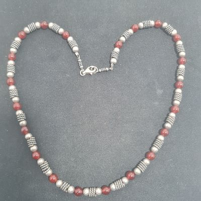 שרשרת מדהימה עשויה כסף בשילוב חרוזים אדומים, חתומה 925 
שוקלת מעל 30 גרם