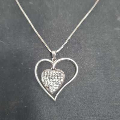שרשרת כסף חתומה 925 עם תליון כסף חתום 925 לב משובץ אבנים מתנדנד בתוך לב גדול ( חוסר באבן אחת ) 