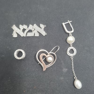 לוט 4 פריטי כסף 925 שונים : 2 עגילים בשילוב פנינים, עיגול נפתח 'פנדורה', תליון 'אמא' (חוסר 2 