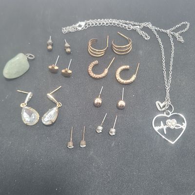 לוט תכשיטים הכולל : 8 זוגות עגילים, שרשרת ותליון אבן ירוקה