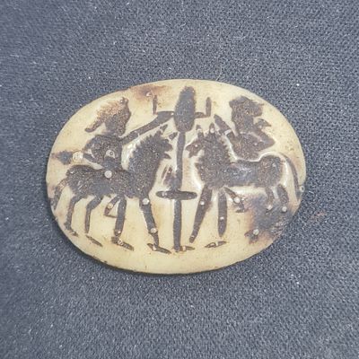 חותם או קמע מגולף סגנון פרימיטיבי עתיק - רפרודוקציה מודרנית 
אורך כ 3.5 ס"מ