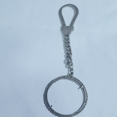 מסגרת איסלמית מכסף למטבע, עם שרשרת, חתום ב 3 מקומות : במסגרת, בשרשרת ובתופסן, חתימות בערבית. 