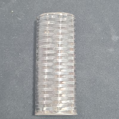 נרתיק למצית עשוי כסף חתום 925 מקסיקו, עבודת אריגה 
גובה כ 7 ס"מ 
משקל כ 34.2 גרם