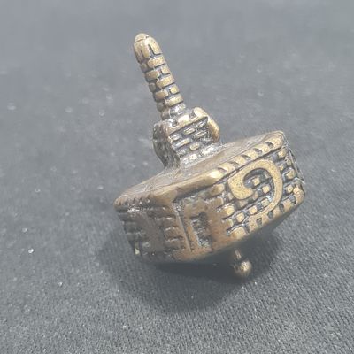 סביבון מיוחד ככל הנראה עשוי יציקת נחושת 
גובה כ 3 ס"מ