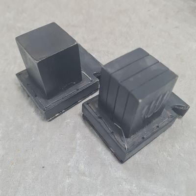 בתי תפילין של יד ושל ראש, ללא פרשיות, כעת לא במצב כשר, יש לשמור על קדושתם 
אורך ריבוע 3 ס"מ