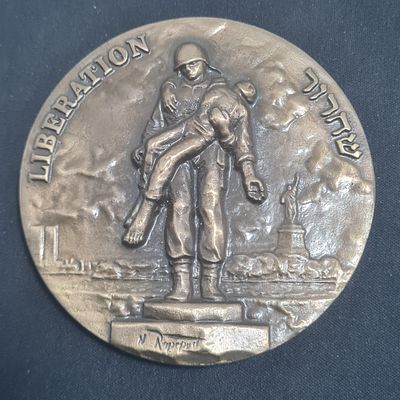 חרות האדם - מדליה ברונזה בהוצאת החברה הממשלתית, תעתיק אנדרטת השחרור של האמן נתן רפפורט, חתומה 