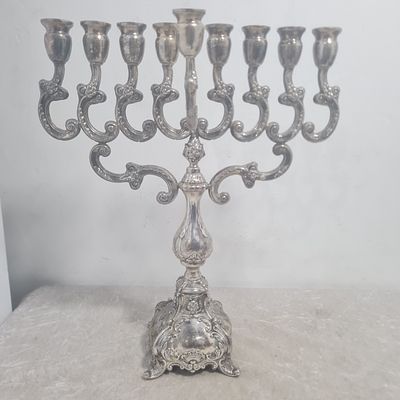 חנוכיה מפוארת ומעוצבת מכסף, שמש נשלף 
גובה כ 33 ס"מ 
משקל כ 420 גרם