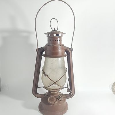 עששית וינטאג', ישראלית חתומה על הזכוכית 'גביש' , גבוהה ומרשימה, צבועה גוון חום חתומה, גובה כ 32 ס"מ.